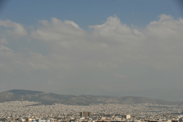 Τοξικό νέφος από τη φωτιά στον Ασπρόπυργο για τέταρτη μέρα πάνω από την Αθήνα