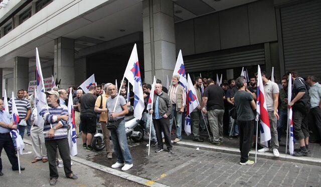 Κατάληψη στο υπουργείο Οικονομικών από το ΠΑΜΕ και συνδικαλιστικές οργανώσεις