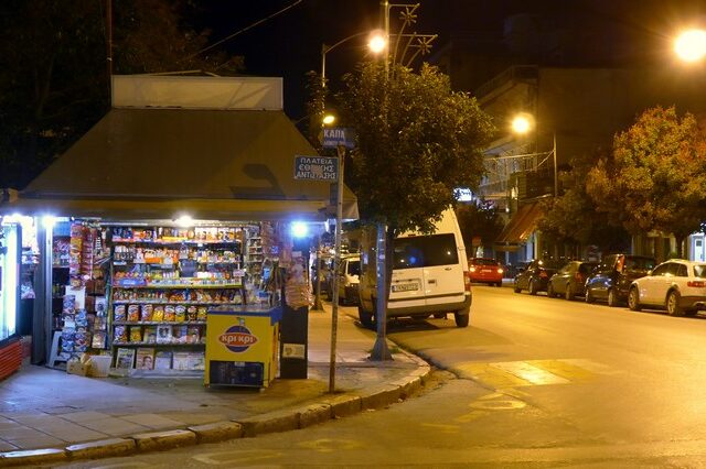 ‘Μη βγάλεις άχνα, θα σε σφάξω’. Επίθεση με μαχαίρι εναντίον ιδιοκτήτριας περιπτέρου στη Χαλκίδα