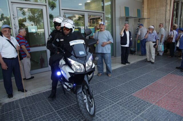Έκτακτα μέτρα της ΕΛ.Α.Σ σε τράπεζες, σούπερ μάρκετ και δημόσια κτίρια για το δημοψήφισμα