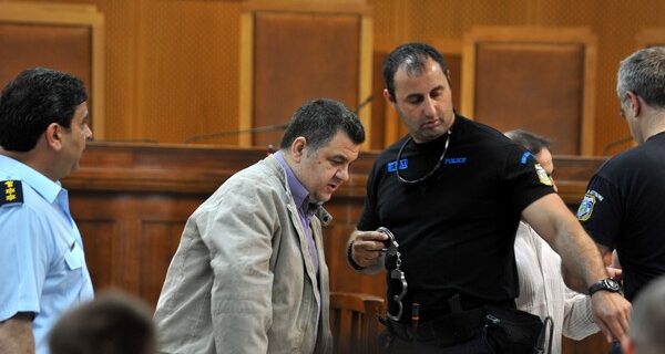 Δίκη Χρυσής Αυγής. -Συνήγορος Ρουπακιά: Συμπονούμε και συμπαραστεκόμαστε στην οικογένεια. -Μητέρα Φύσσα: Τον εαυτό σου να συμπονέσεις!