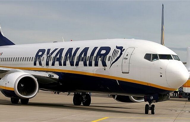 Αγορά αεροπορικών εισιτηρίων με μετρητά στα ελληνικά αεροδρόμια από τη Ryanair