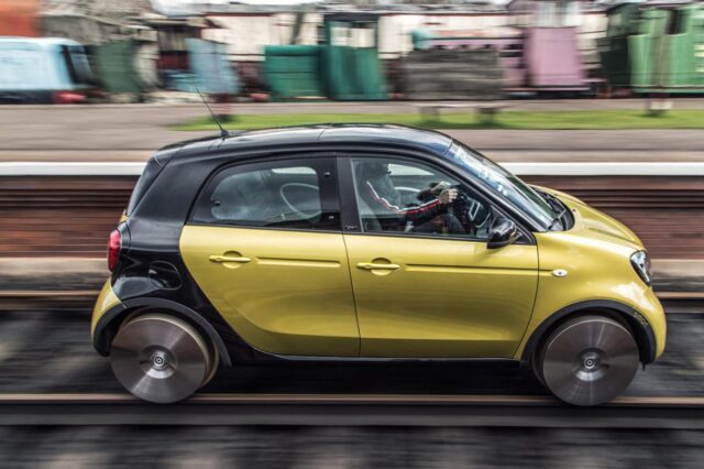 Το Smart ForFour τρέχει στις ράγες τρένου (βίντεο)