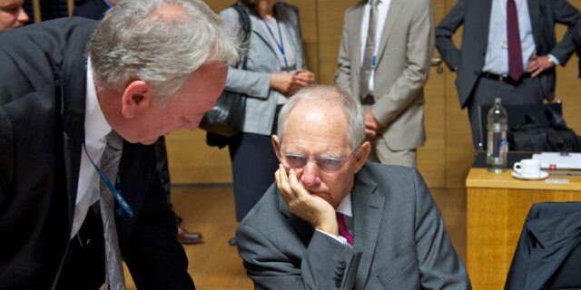 Σόιμπλε: Πρώτα η έγκριση από τους Θεσμούς και μετά η απόφαση από το Eurogroup