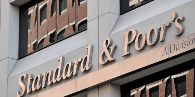 Η Standard and Poor’s υποβάθμισε τέσσερις ελληνικές τράπεζες