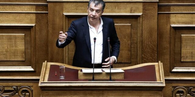 Θεοδωράκης εναντίον ΣΥΡΙΖΑ και Κωνσταντοπούλου: Επαναφορά του κομματικού κράτους και ‘προβληματικός χαρακτήρας’