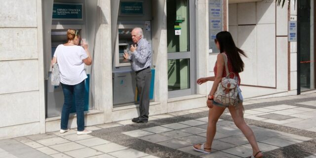 Aγώνας δρόμου για άνοιγμα των τραπεζών Τετάρτη ή Πέμπτη για τους συνταξιούχους