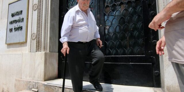Στα 120 ευρώ τίθεται το εβδομαδιαίο όριο ανάληψης από τα γκισέ των τραπεζών για συνταξιούχους