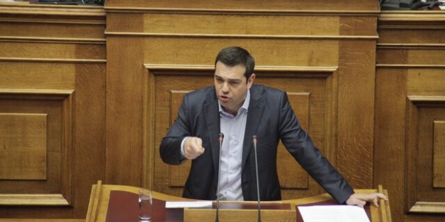 Ο Τσίπρας στη Βουλή. Ενημερώνει τα κόμματα για τις προτάσεις Ελλάδας – δανειστών