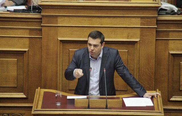 Ο Τσίπρας στη Βουλή. Ενημερώνει τα κόμματα για τις προτάσεις Ελλάδας – δανειστών