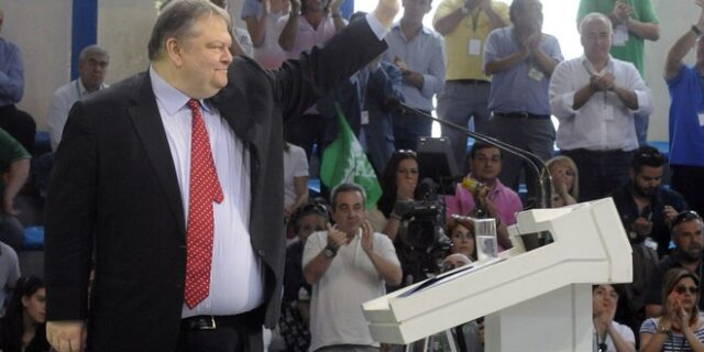 Ο Βενιζέλος ζητά εκ νέου σύγκληση συμβουλίου πολιτικών αρχηγών