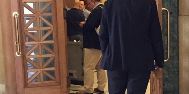 Οι βουλευτές άδειασαν τα ATM του κοινοβουλίου