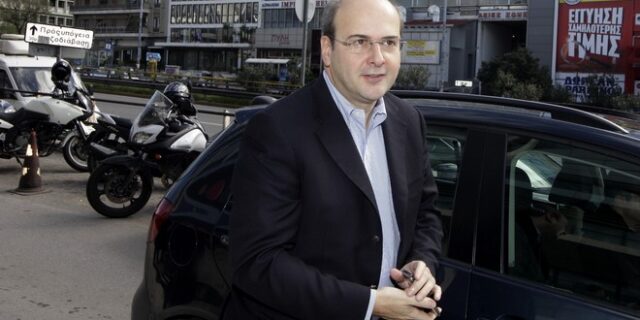 Το post του Κωστή Χατζηδάκη με τον νεογέννητο γιο του