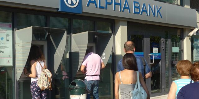 O Ντράγκι κρατάει ζωντανές τις τράπεζες μέχρι την Κυριακή