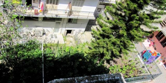 Ποινική δίωξη στη μητέρα που έριξε το 5 ημερών βρέφος της σε ακάλυπτο στα Πατήσια