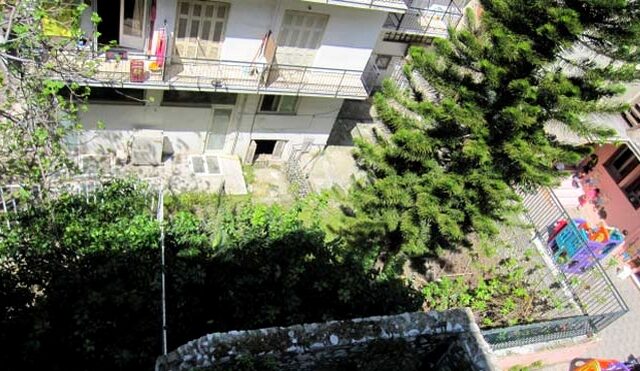 Ποινική δίωξη στη μητέρα που έριξε το 5 ημερών βρέφος της σε ακάλυπτο στα Πατήσια