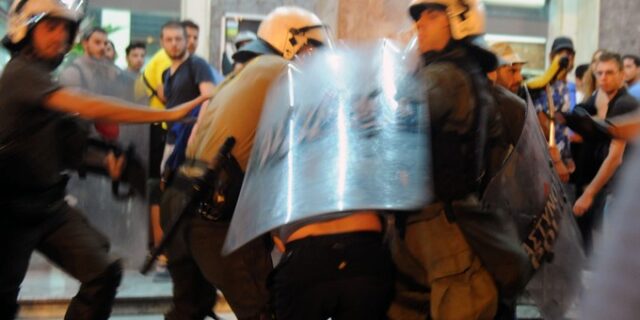ΜΑΤ και βίαιες προσαγωγές στον Σταθμό Λαρίσης. Επέμβαση για απομάκρυνση νεαρών που μπήκαν σε τρένο χωρίς εισιτήριο