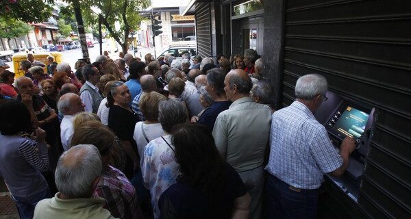 Συντάξεις: Ουρές έξω από τις τράπεζες. Στα γκισέ με αλφαβητική σειρά