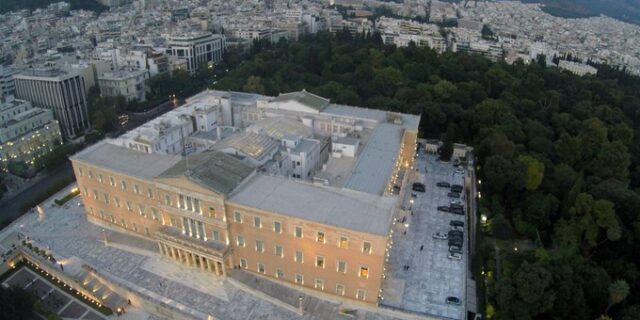 Συμφωνία: Τι πρέπει να περάσει από την ελληνική Βουλή μέχρι την Τετάρτη