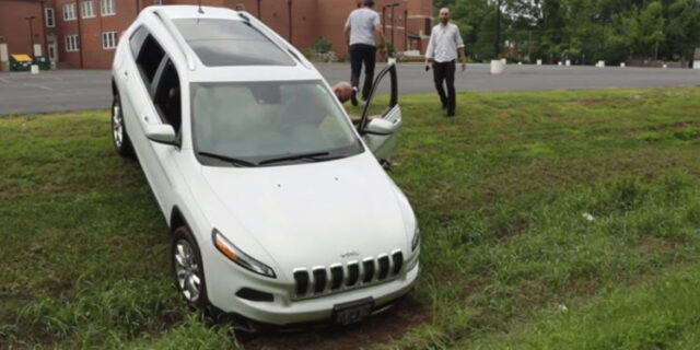 Σήμα κινδύνου. Δείτε ένα Jeep Cherokee, έρμαιο στα χέρια χάκερς (βίντεο)