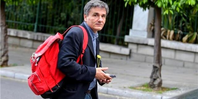 Γράφει και σβήνει η ομάδα Τσακαλώτου
