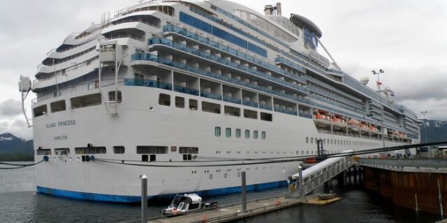 Διασώθηκαν 117 μετανάστες ανοιχτά της Ζακύνθου. Αρνούνται να αποβιβαστούν από το ‘Island Princess’
