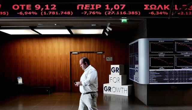 Bloomberg: Πώς η διαμάχη στην Ελλάδα προκαλεί ζημιά στο ευρώ