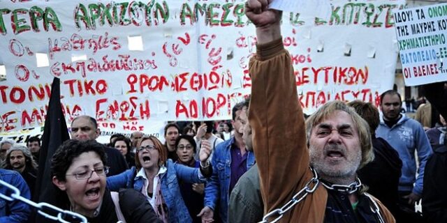 Σφίγγει ο κλοιός από τα ασφυκτικά μέτρα, ενώ το χρέος μειώνεται