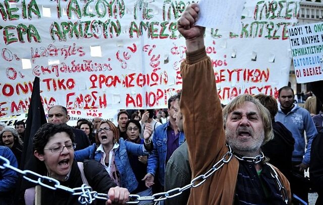 Σφίγγει ο κλοιός από τα ασφυκτικά μέτρα, ενώ το χρέος μειώνεται