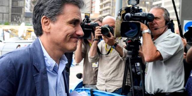 Χρονοδιάγραμμα και άμεση ψήφιση μέτρων ζητούν οι δανειστές
