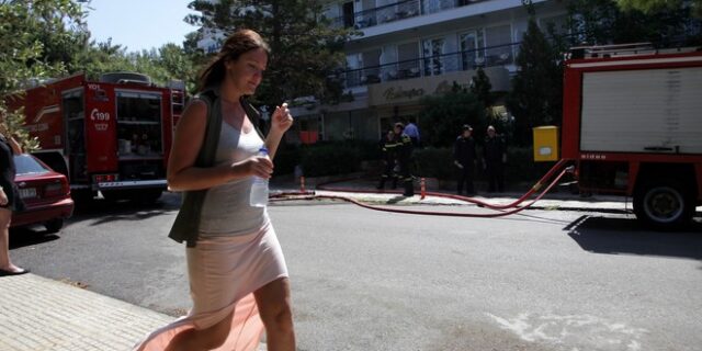 Φωτιά στο Παγκράτι σε διαμέρισμα. Μάχη των πυροσβεστών να απεγκλωβίσουν ηλικιωμένη