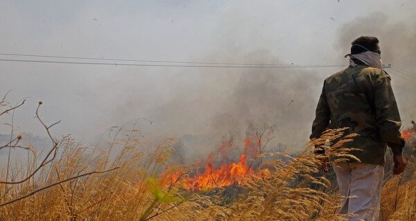 Στέλνονται ενισχύσεις στη φωτιά της Σκύρου. Έρευνες για αγνοούμενο στις πλαγιές του Υμηττού