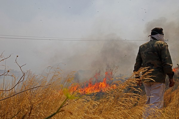 Στέλνονται ενισχύσεις στη φωτιά της Σκύρου. Έρευνες για αγνοούμενο στις πλαγιές του Υμηττού