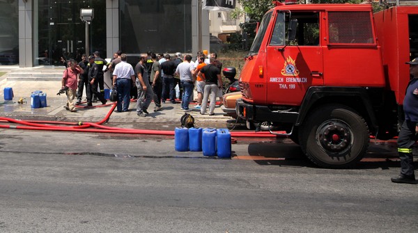 Φωτιά σε αντιπροσωπεία αυτοκινήτων στη Γλυφάδα