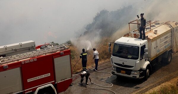 Ολονύχτια μάχη με τις φλόγες. Καλύτερη η εικόνα στα πύρινα μέτωπα