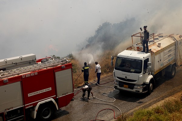 Ολονύχτια μάχη με τις φλόγες. Καλύτερη η εικόνα στα πύρινα μέτωπα