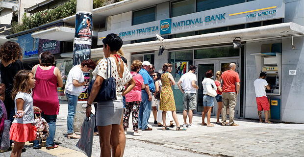 Bloomberg: Τα capital controls ‘σπρώχνουν’ τους Έλληνες για δουλειά στο εξωτερικό