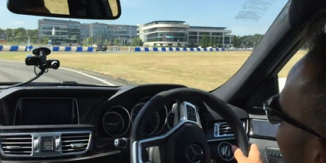 Ο Λιούις Χάμιλτον ντριφτάρει με μια Mercedes E63 AMG