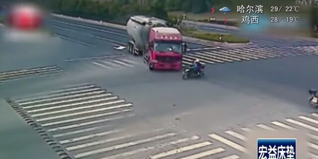 Εκπληκτικό βίντεο: Φορτηγό βυτιοφόρο VS παπάκι