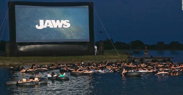 Πόσοι θα τολμούσατε να δείτε το «Jaws»… έτσι;