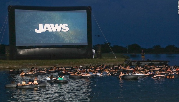 Πόσοι θα τολμούσατε να δείτε το «Jaws»… έτσι;