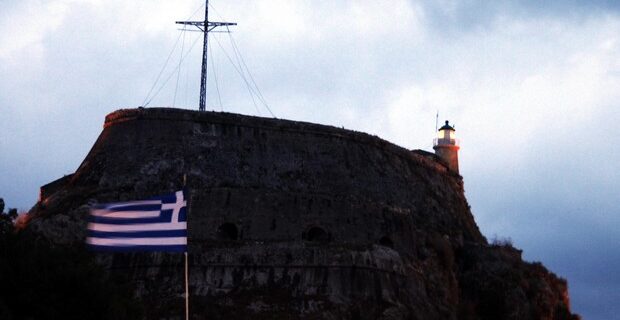 Πρόκληση από Γερμανούς τουρίστες που κατέβασαν την σημαία μας από το Φρούριο στην Κέρκυρα