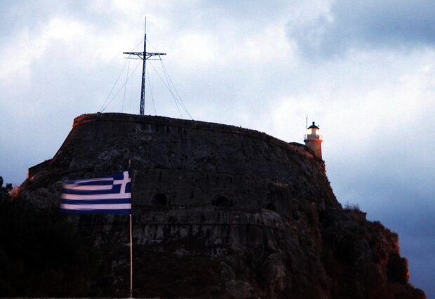 Πρόκληση από Γερμανούς τουρίστες που κατέβασαν την σημαία μας από το Φρούριο στην Κέρκυρα
