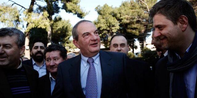 Τα σενάρια κυβέρνησης εθνικής ενότητας και ο Καραμανλής