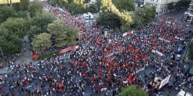 Συγκεντρώσεις ΚΚΕ και ΑΝΤΑΡΣΥΑ στο κέντρο της Αθήνας εν όψει του δημοψηφίσματος