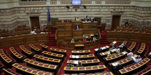 Η Βουλή αναστέλλει τη λειτουργία της μέχρι τη Δευτέρα μετά το δημοψήφισμα