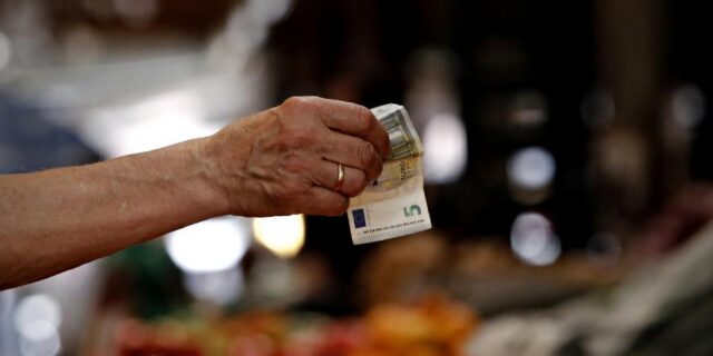 Επιβεβαιώνεται η επιστροφή της οικονομίας σε ύφεση. Σφοδρό πλήγμα από την επιβολή capital controls
