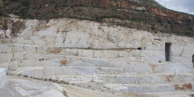 Συνελήφθη για παράνομη εξόρυξη μαρμάρου στην Πεντέλη
