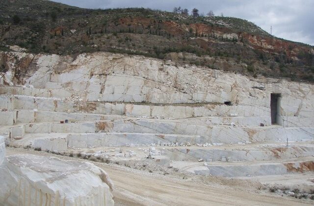 Συνελήφθη για παράνομη εξόρυξη μαρμάρου στην Πεντέλη