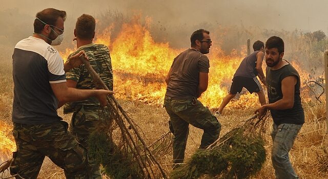 Αναγκαστική προσγείωση Καναντέρ στη Λακωνία. Σώοι οι πιλότοι. Μεγάλη φωτιά σε εξέλιξη